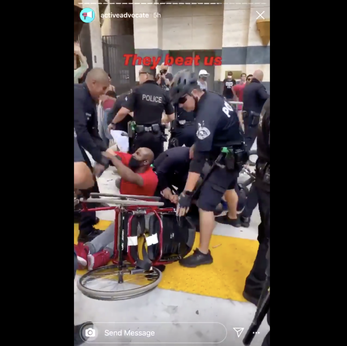 洛杉矶警察将一名黑人拽下并摔坏轮椅！“别xx碰他！” 之后迎来惊天反转？（视频/组图） - 5