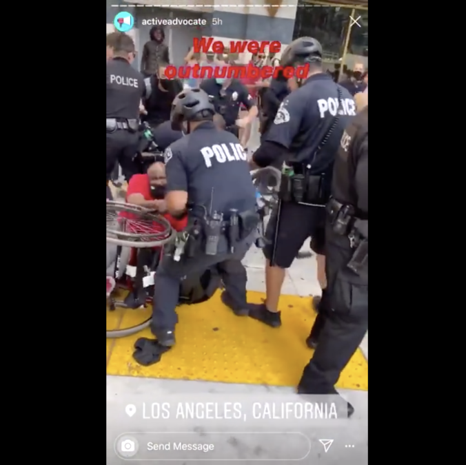 洛杉矶警察将一名黑人拽下并摔坏轮椅！“别xx碰他！” 之后迎来惊天反转？（视频/组图） - 2