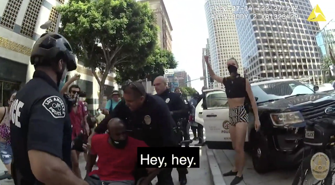 洛杉矶警察将一名黑人拽下并摔坏轮椅！“别xx碰他！” 之后迎来惊天反转？（视频/组图） - 18
