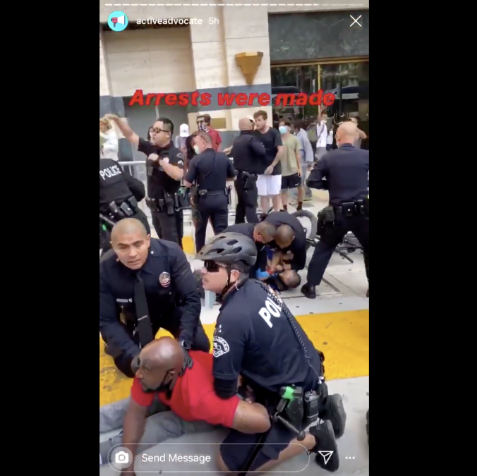 洛杉矶警察将一名黑人拽下并摔坏轮椅！“别xx碰他！” 之后迎来惊天反转？（视频/组图） - 9