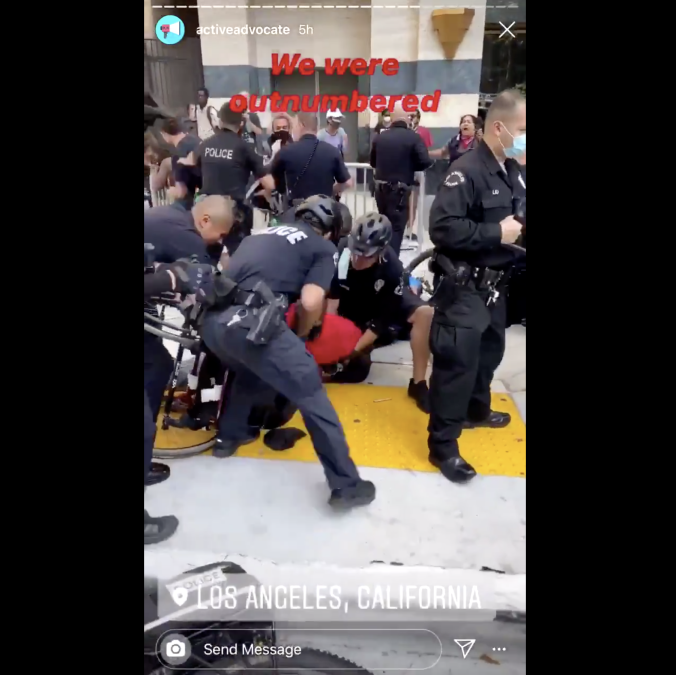洛杉矶警察将一名黑人拽下并摔坏轮椅！“别xx碰他！” 之后迎来惊天反转？（视频/组图） - 4