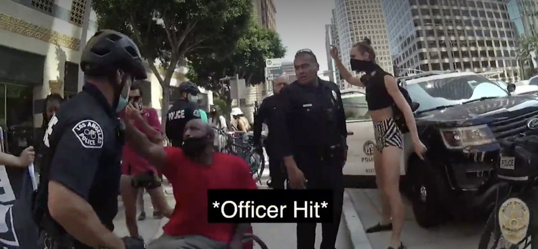 洛杉矶警察将一名黑人拽下并摔坏轮椅！“别xx碰他！” 之后迎来惊天反转？（视频/组图） - 21