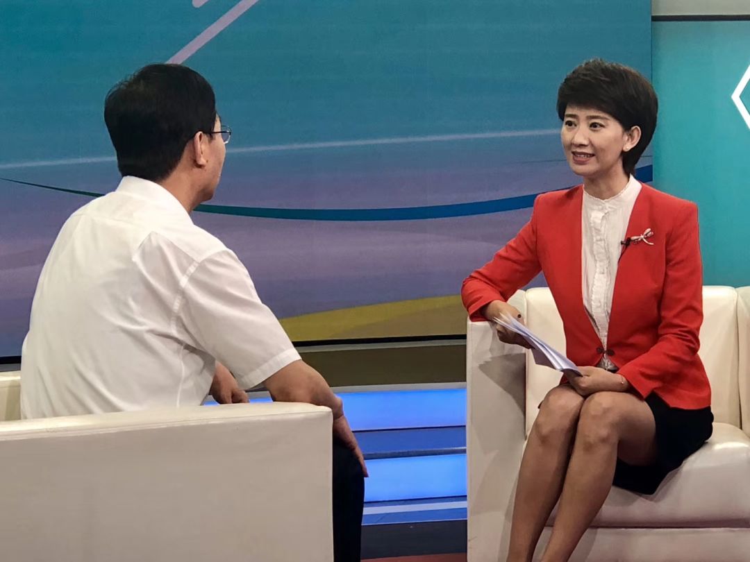 会在直播中 元元一度感动到哽咽山西电视台公共频道主持人贾元元共同