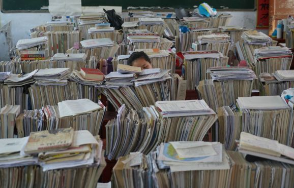 孩子上高三压力大到奔溃!每天都扔东西大叫发泄情绪.