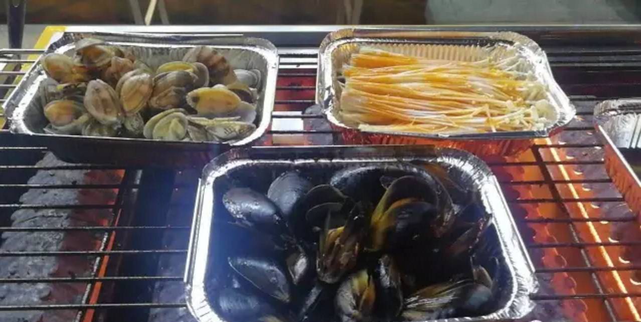 水果免费吃,啤酒免费喝,海鲜烤着吃!龙口这家网红面馆又放大招!