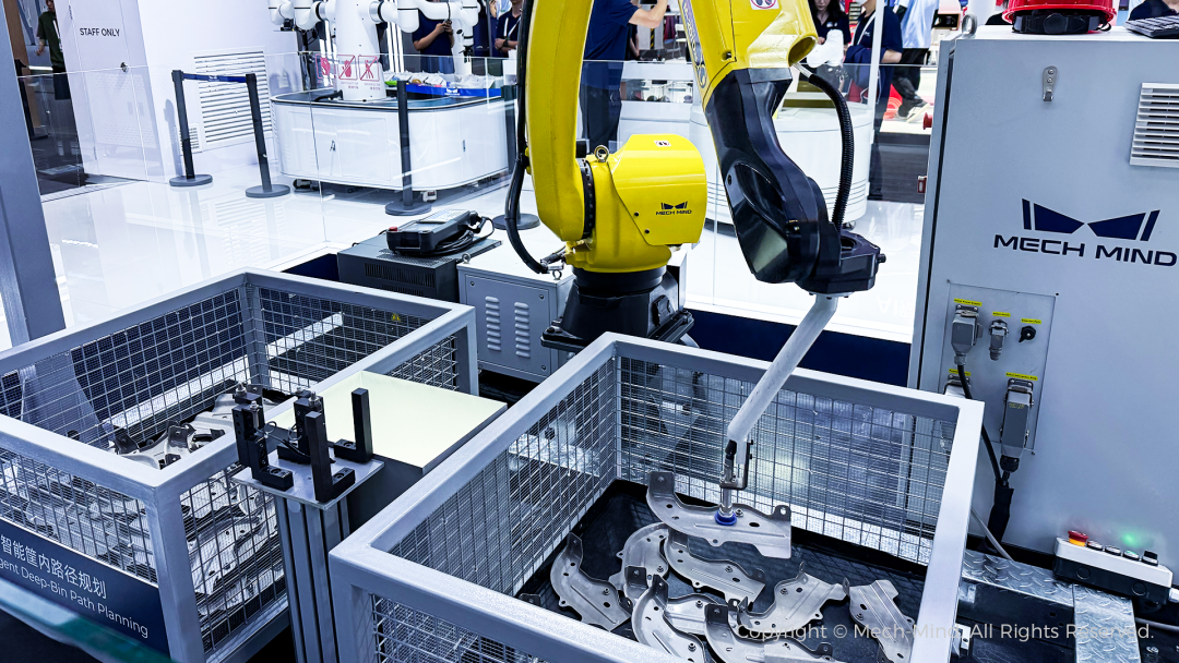 WAIC 2025 | 双臂机器人叠衣、人形机器人取货、海量种类物体操作，梅卡曼德全景展示具身智能“眼脑手”能力