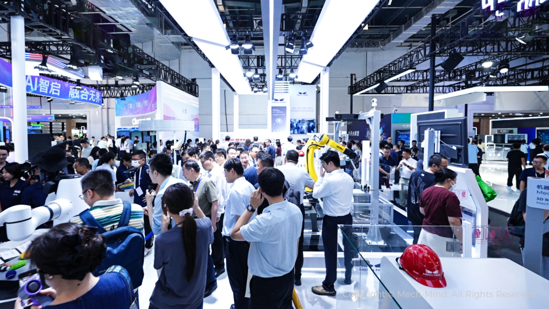 WAIC 2025 | 双臂机器人叠衣、人形机器人取货、海量种类物体操作，梅卡曼德全景展示具身智能“眼脑手”能力