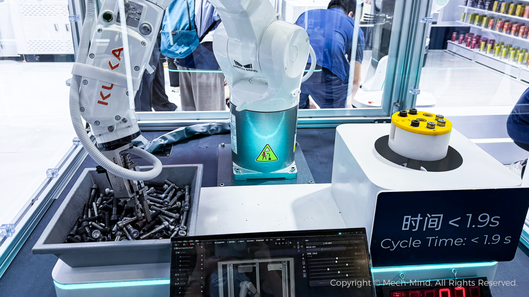 WAIC 2025 | 双臂机器人叠衣、人形机器人取货、海量种类物体操作，梅卡曼德全景展示具身智能“眼脑手”能力