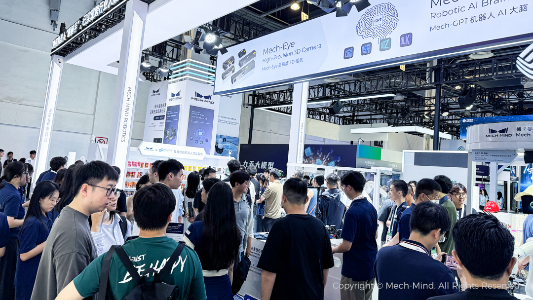 WAIC 2025 | 双臂机器人叠衣、人形机器人取货、海量种类物体操作，梅卡曼德全景展示具身智能“眼脑手”能力