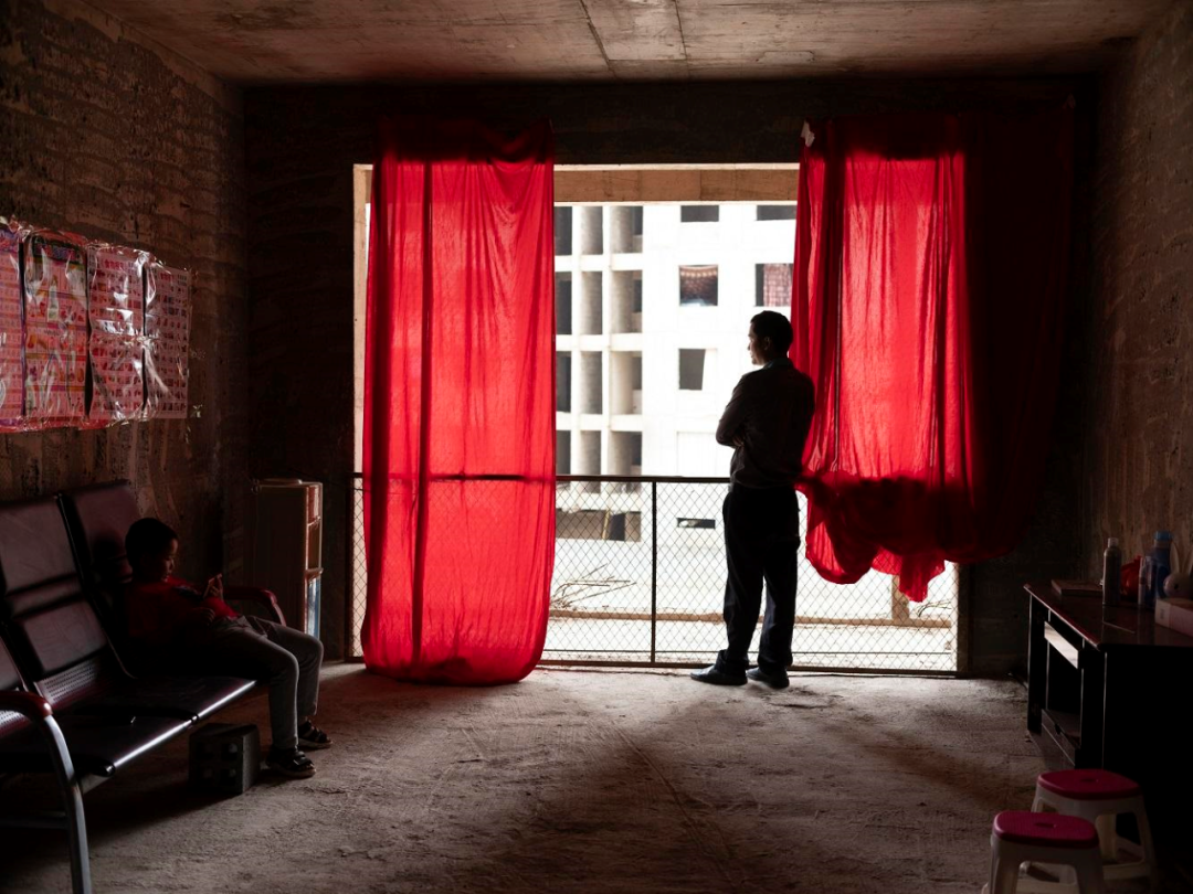 郑州5000人“流离失所”，住进烂尾楼王的他们，生活的坚强和心酸难以想象