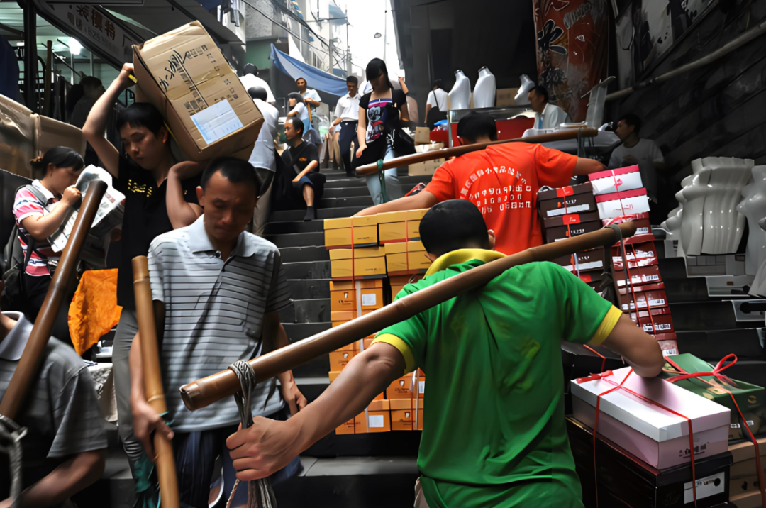 00后的孩子不能吃苦？凌晨工厂门口堵满大学生，你又怎么说？