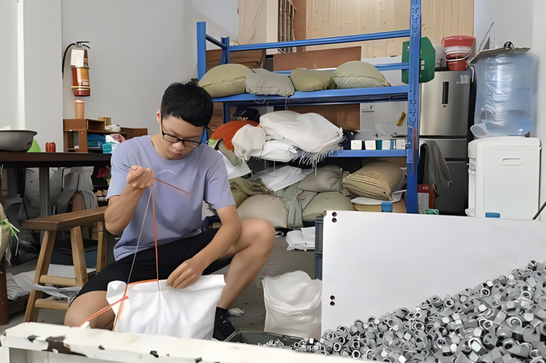 00后的孩子不能吃苦？凌晨工厂门口堵满大学生，你又怎么说？