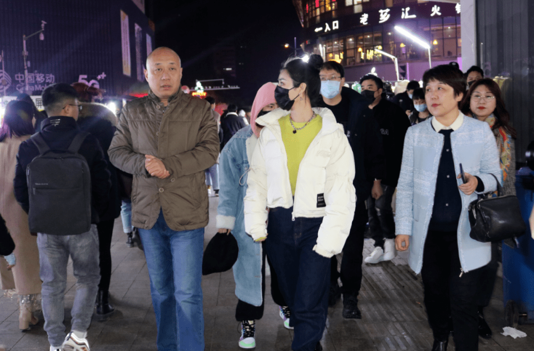 1年纳税4.5个亿，每月发工资5000万，疯狂小杨哥的吸金帝国！