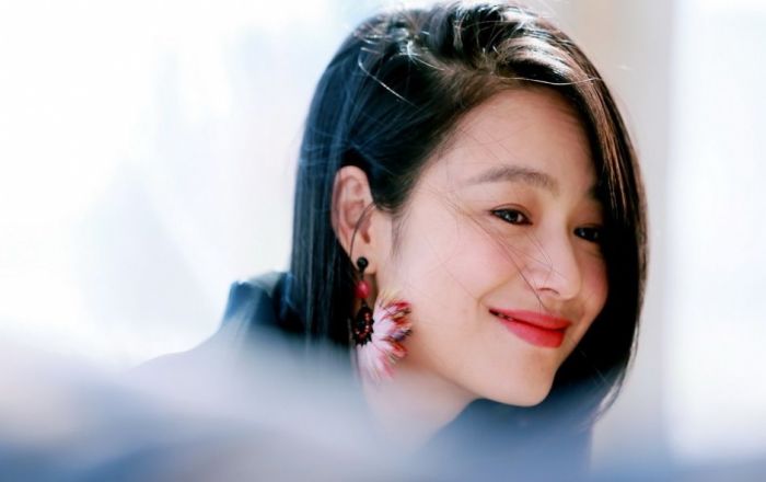 没错,这个梳着马尾辫的周韵,40岁啦,她也真的是花期很长的女明星了.