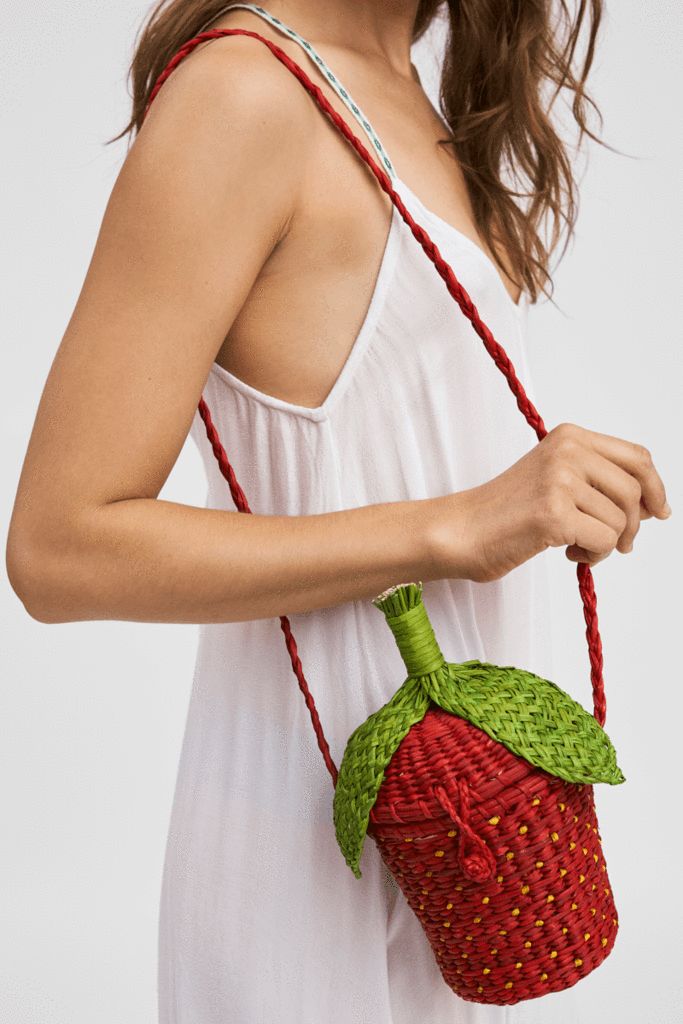 和歐陽娜娜相差23歲的大S 背700塊的草莓包減齡 成功了嗎？ 時尚 第3張