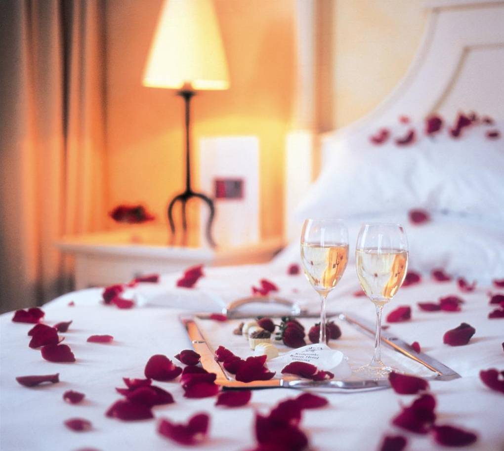 【我们为你们准备了精心布置的蜜月房】