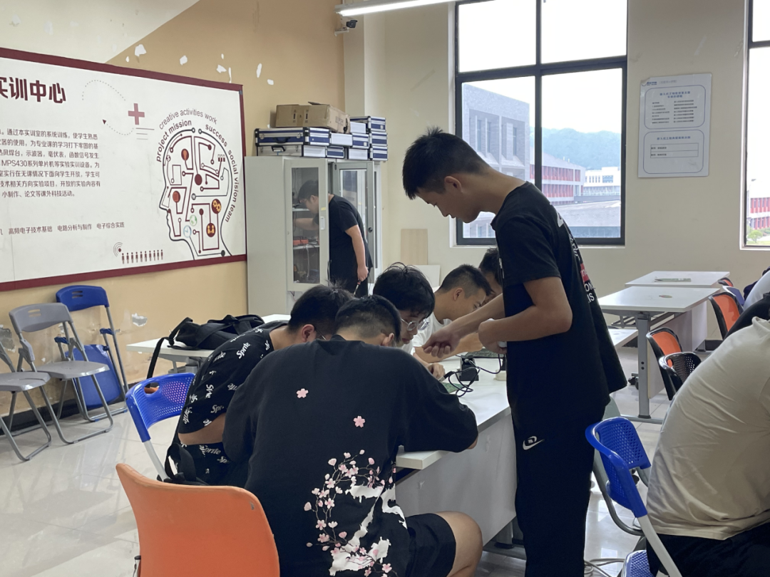 捷报 | 我院学子在首届川渝大学生“数智”作品设计应用技能大赛暨第七届四川省大学生智能硬件设计应用大赛中喜获佳绩(图3)