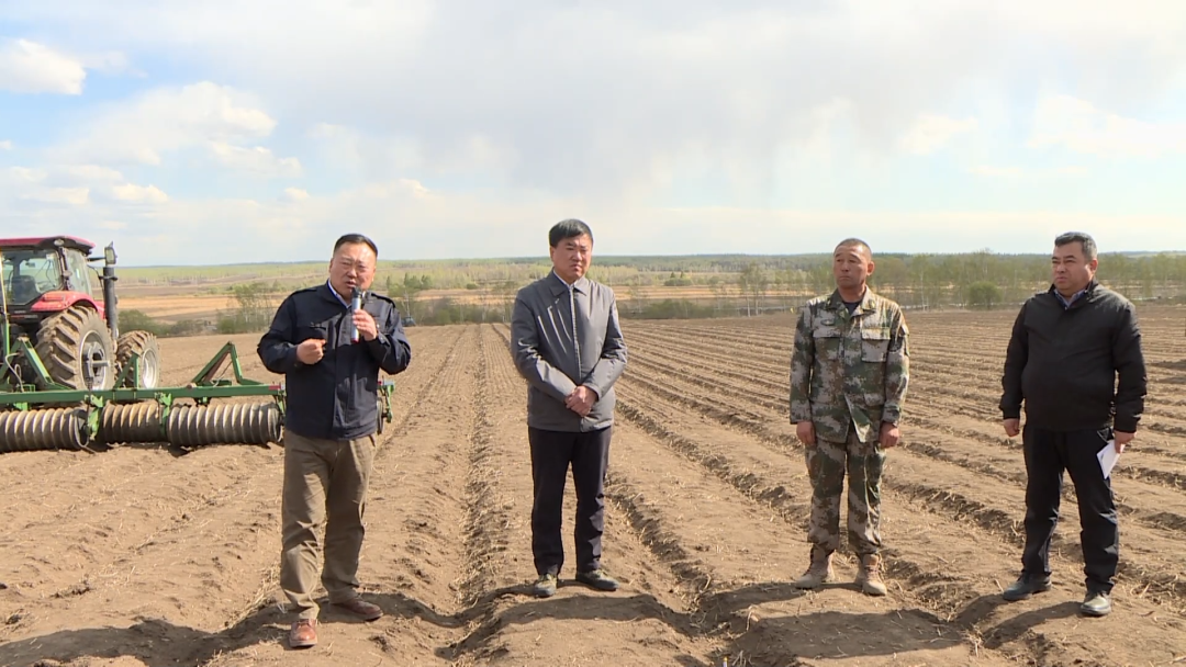 在孙吴县红旗乡召开2023年垦地共建春播现场观摩会,孙吴县政府副县长