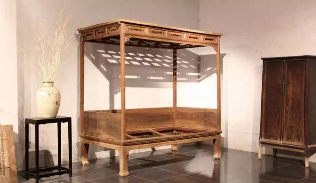 睡过架子床的人，大多不再想睡西式床。