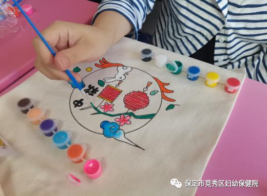 竞秀区妇幼保健院孕妇学校手工DIY制作“涂鸦帆布袋”(图2)