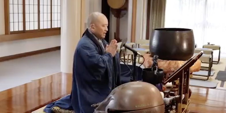 他在寺庙办了场演出，凭一只木鱼就撑起了整个乐队