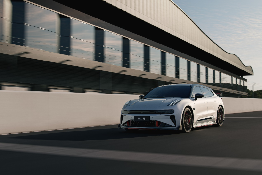 在电池领域,极氪正式发布全球首款量产800v磷酸铁锂