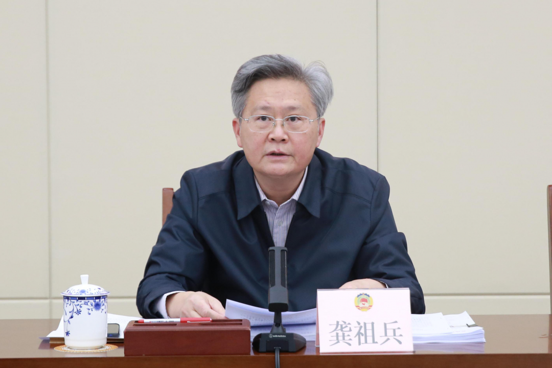 龚祖兵指出,政协常委向常委会会议述职,政协委员向所在专委会述职,是