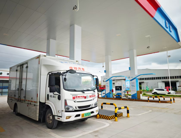 博世庆玲氢动力车正在加氢。.jpg
