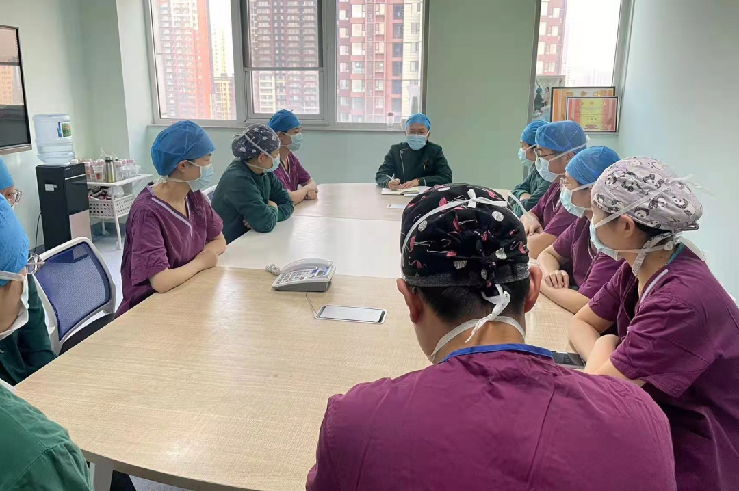 无影灯有什么特点一科一品一特色丨山东医专附属医院（临沂市老年病医院） 手术室：无影灯下暖如春_https://www.jmylbn.com_新闻资讯_第3张