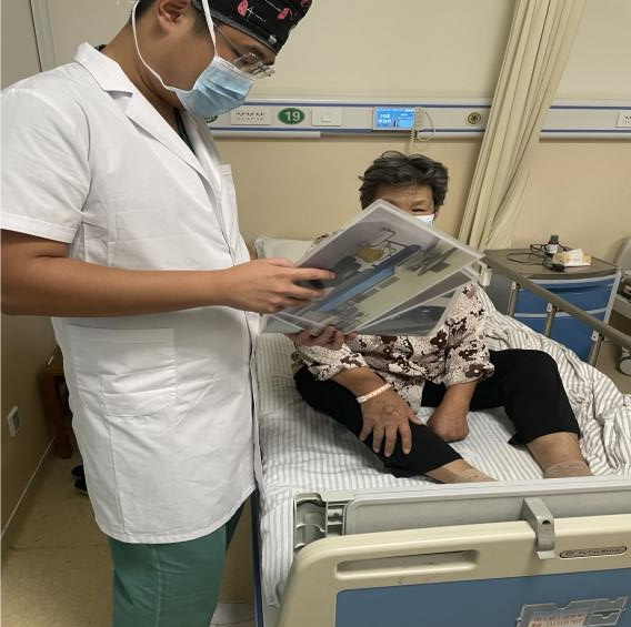 无影灯有什么特点一科一品一特色丨山东医专附属医院（临沂市老年病医院） 手术室：无影灯下暖如春_https://www.jmylbn.com_新闻资讯_第5张