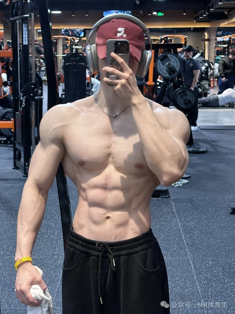 180cm杭州健身教练，宽肩窄腰饱满倒三角，简直帅炸了