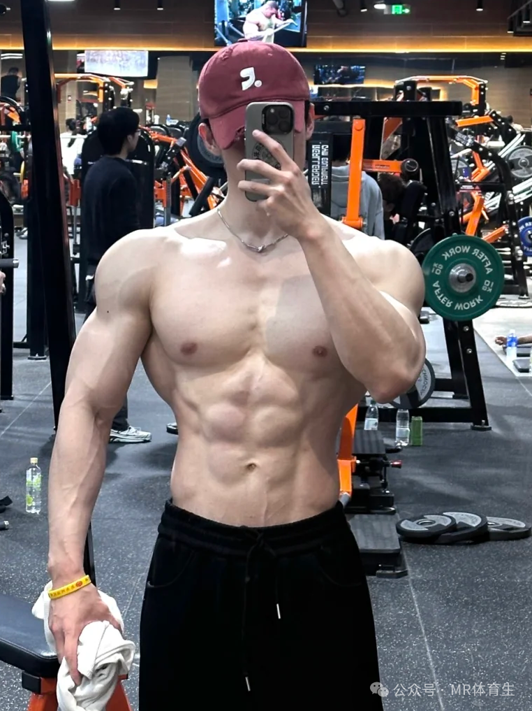 180cm杭州健身教练，宽肩窄腰饱满倒三角，简直帅炸了