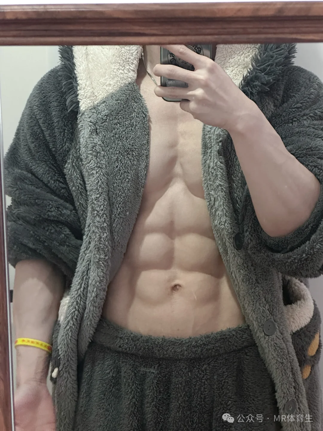 180cm杭州健身教练，宽肩窄腰饱满倒三角，简直帅炸了