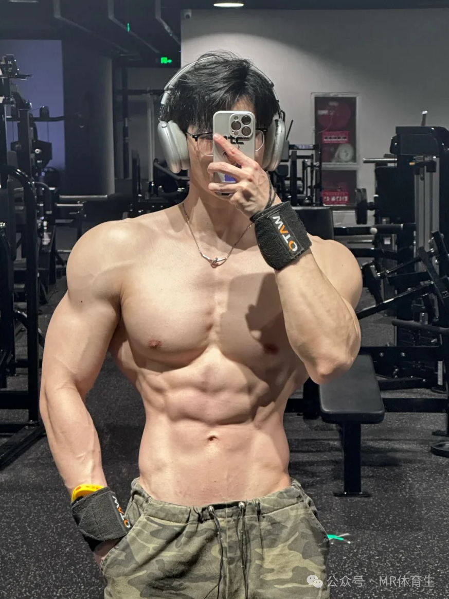 180cm杭州健身教练，宽肩窄腰饱满倒三角，简直帅炸了