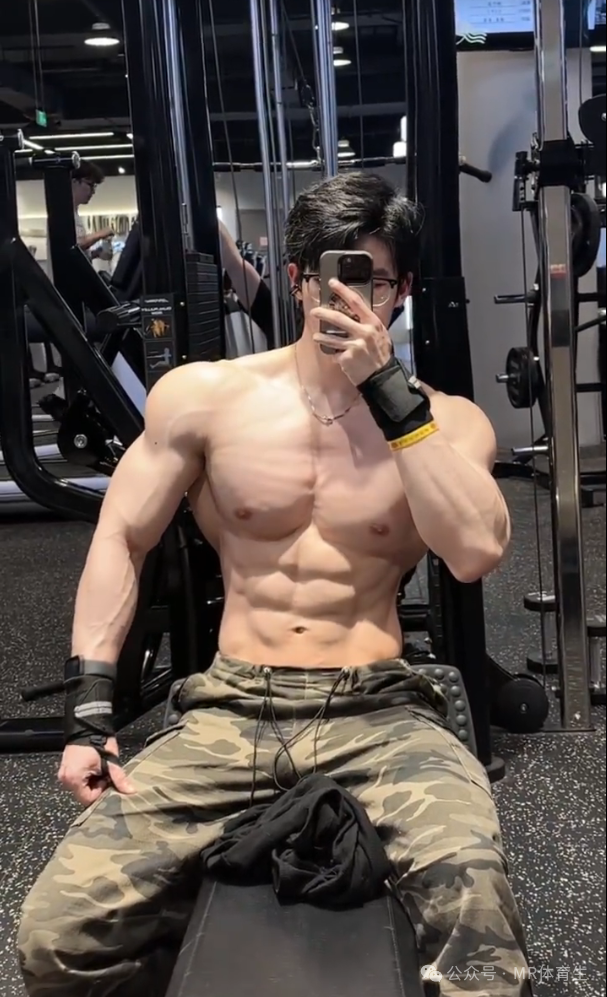 180cm杭州健身教练，宽肩窄腰饱满倒三角，简直帅炸了