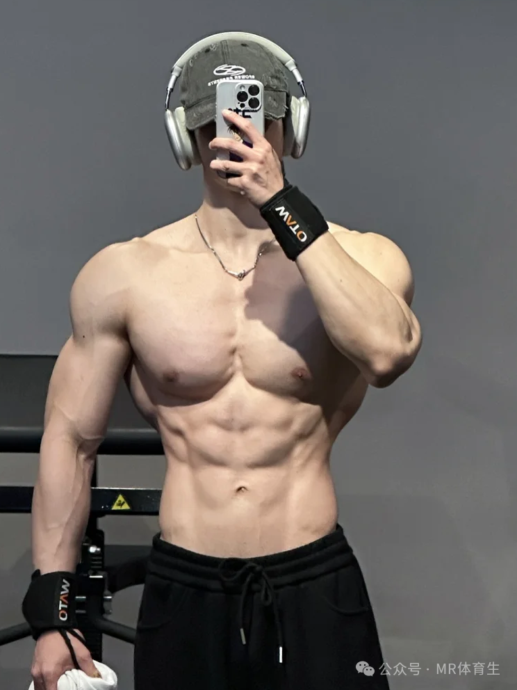 180cm杭州健身教练，宽肩窄腰饱满倒三角，简直帅炸了