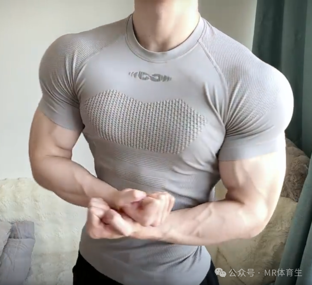 180cm杭州健身教练，宽肩窄腰饱满倒三角，简直帅炸了