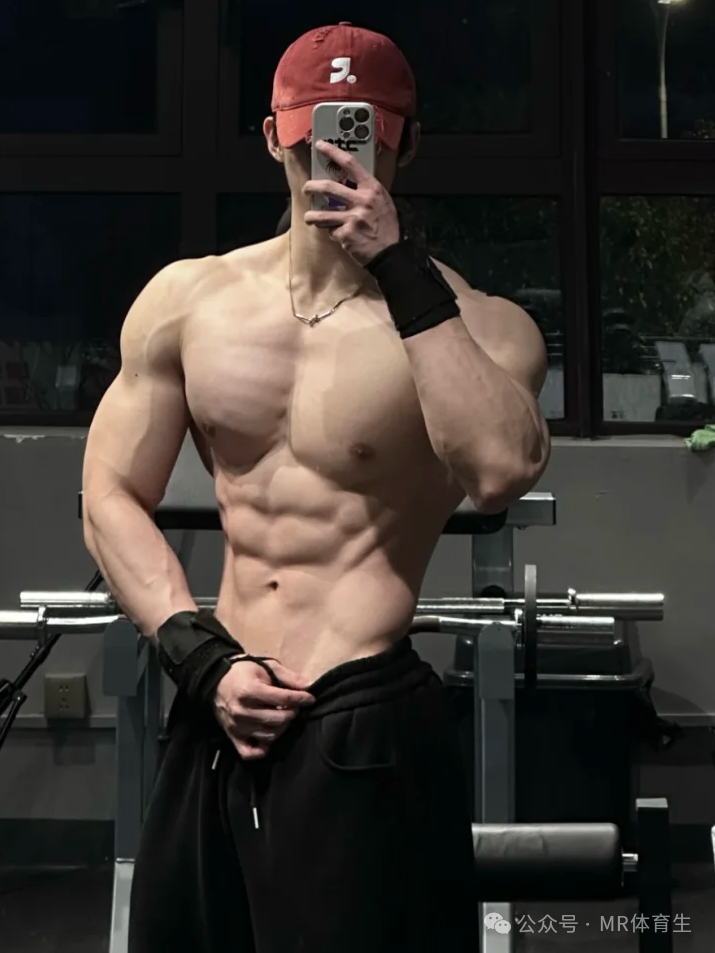 180cm杭州健身教练，宽肩窄腰饱满倒三角，简直帅炸了