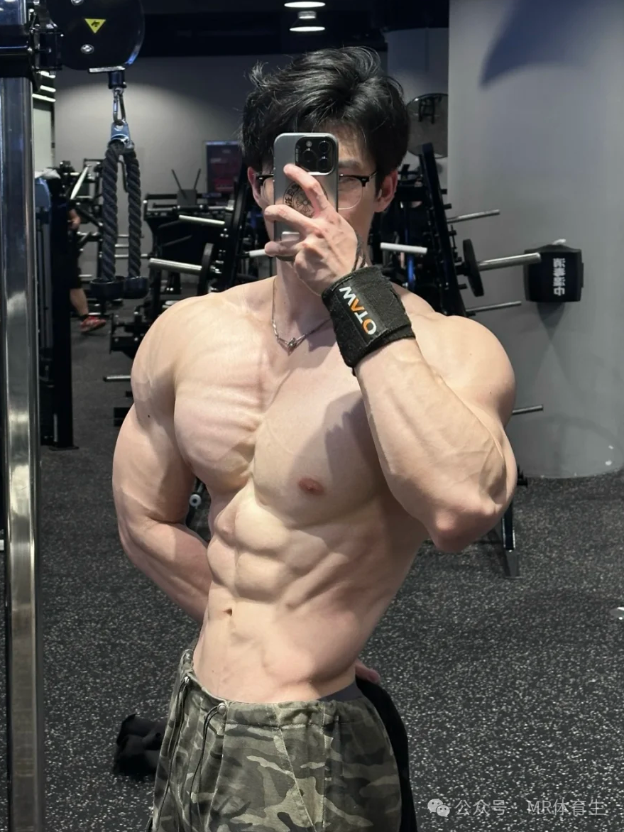 180cm杭州健身教练，宽肩窄腰饱满倒三角，简直帅炸了