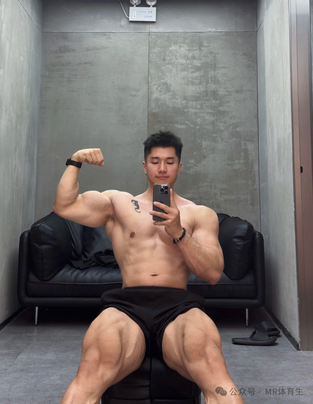 24岁广州巨无霸健身私教，壮硕野性，这身肌肉简直绝了