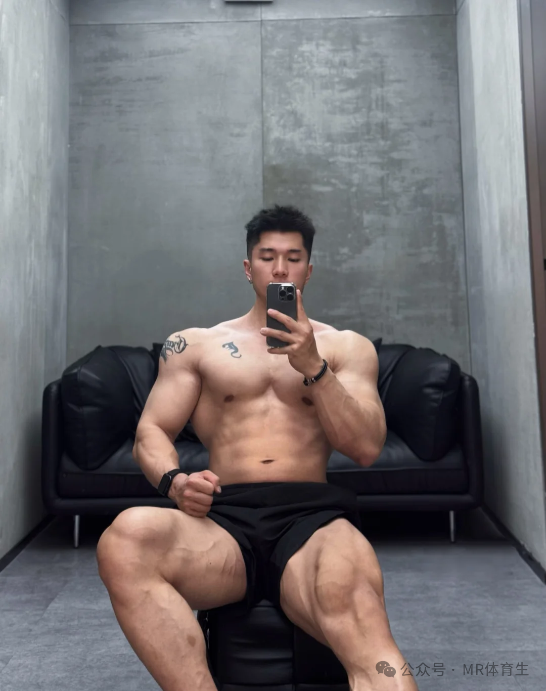24岁广州巨无霸健身私教，壮硕野性，这身肌肉简直绝了