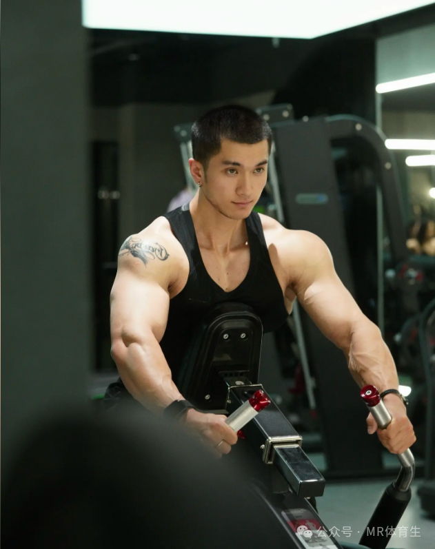 24岁广州巨无霸健身私教，壮硕野性，这身肌肉简直绝了