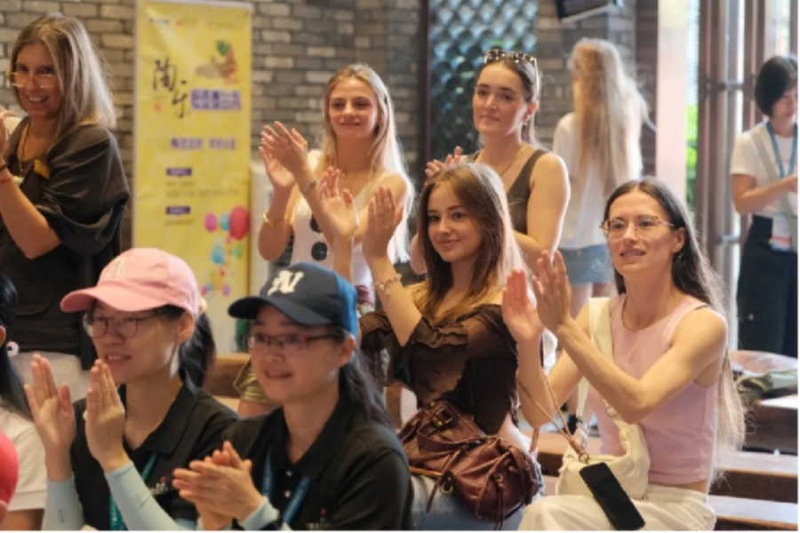 外国游客体验千年窑址南风古灶，石湾镇街道宣传文体旅游和教育办公室供图