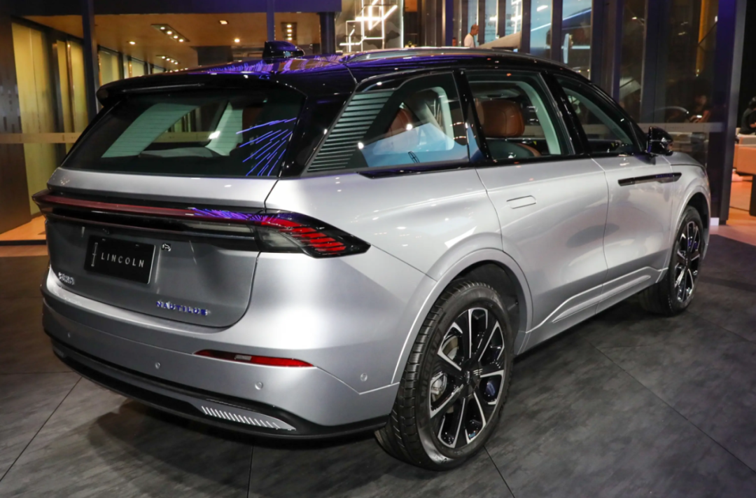 林肯发布新航海家混动版，将“大客厅”搬入车展！