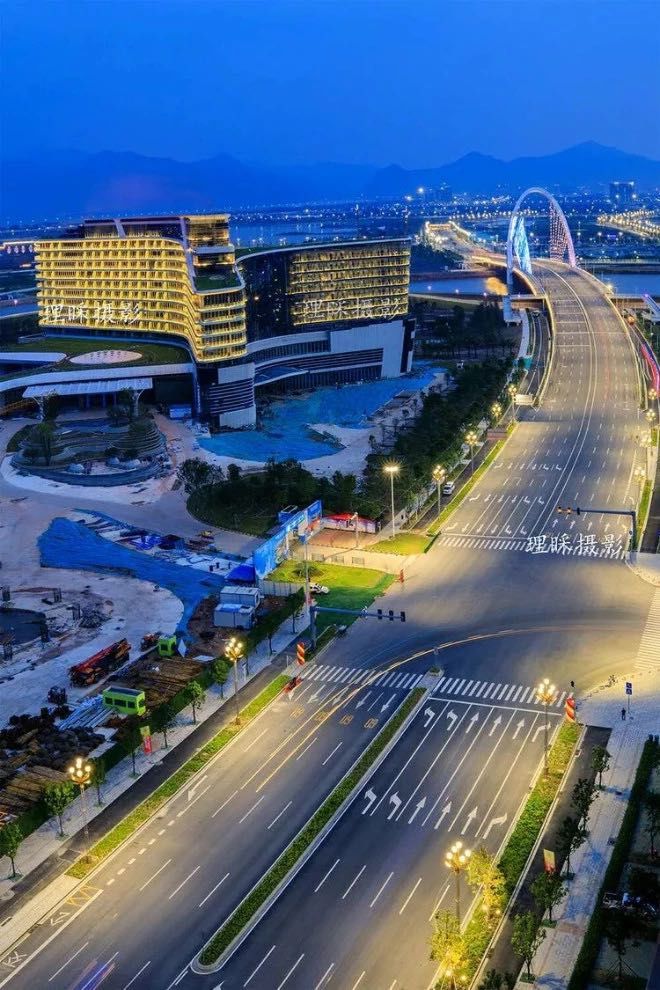 理睬摄两馆一宫加紧施工中两馆一宫位于肇庆新区文体组团,紧邻华侨城