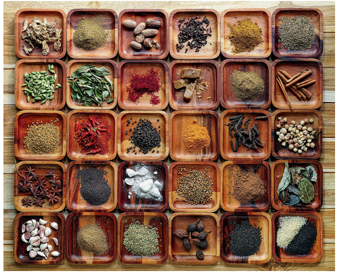 植物有几十种,常见的有葱,姜,大蒜,辣椒,八角,茴香,肉桂,花椒,胡椒,小