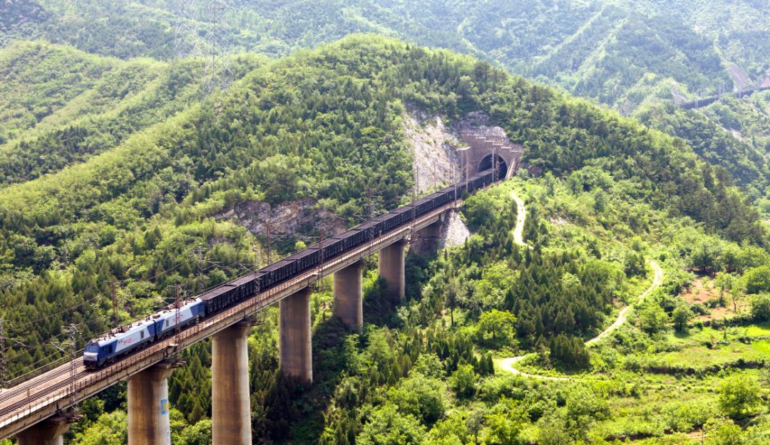 近年hth华体会来中国重载铁路技术取得了突破性进展(图)