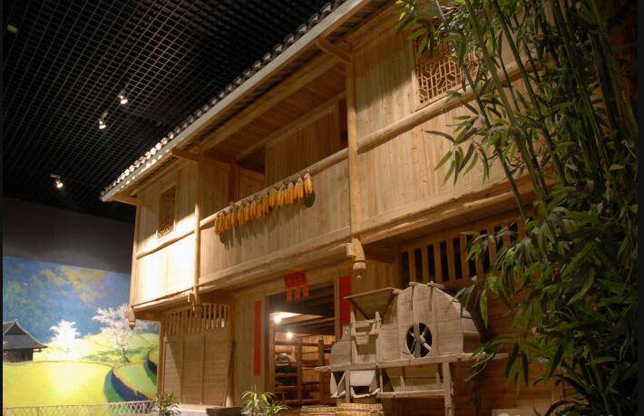 分别介绍和展示广西各民族基本情况,居住与环境,生产生活方式,染织与