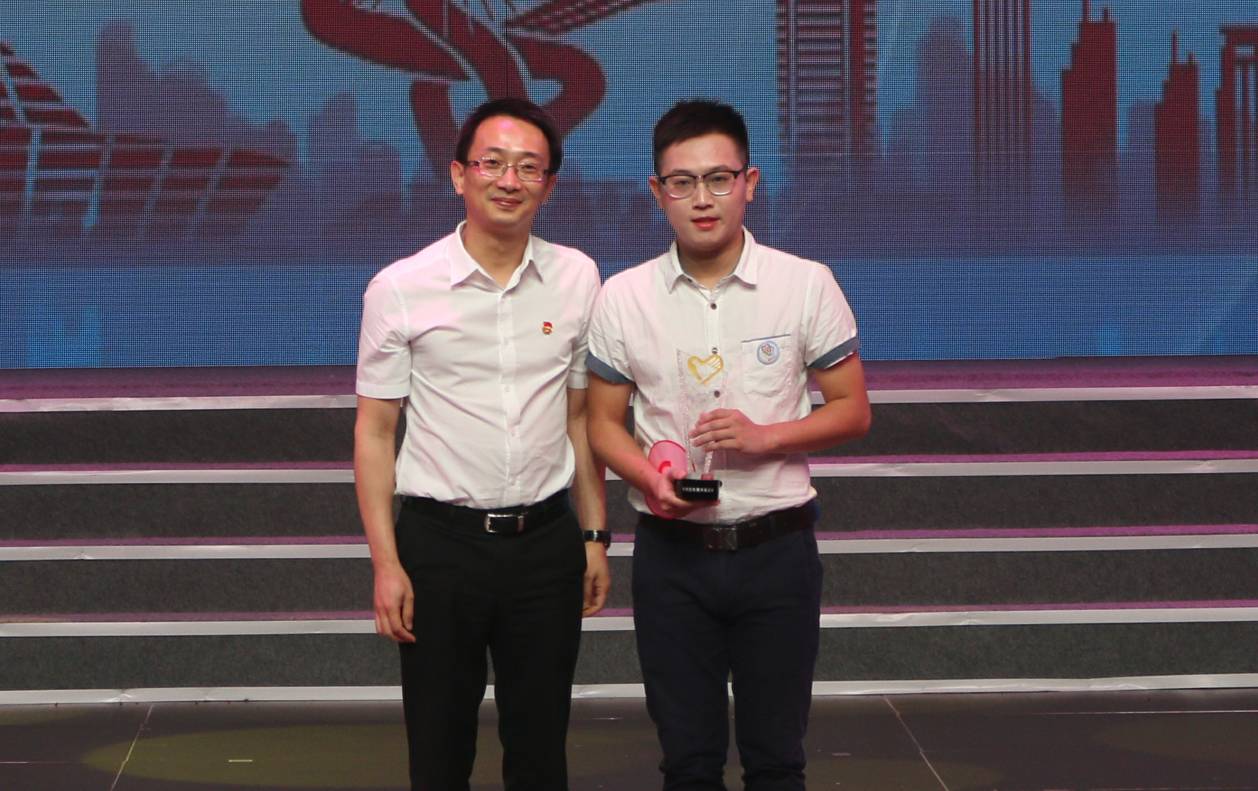 团市委副书记何俊聪为"最佳网络人气"项目颁奖