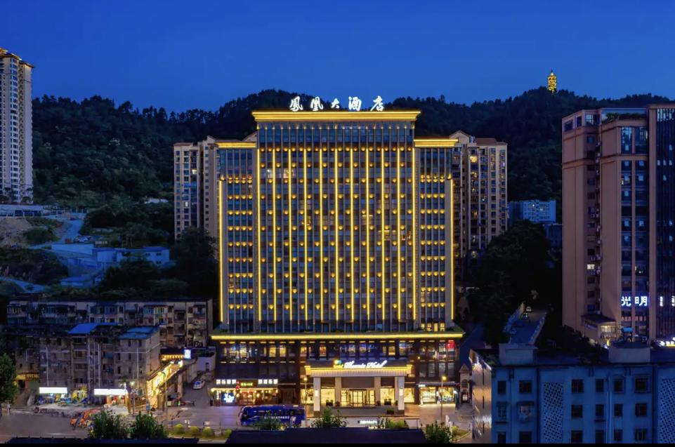 上海路凤岭庄园旁(苏州路旁)咨询电话:0851-27565555常青藤戴斯大酒店
